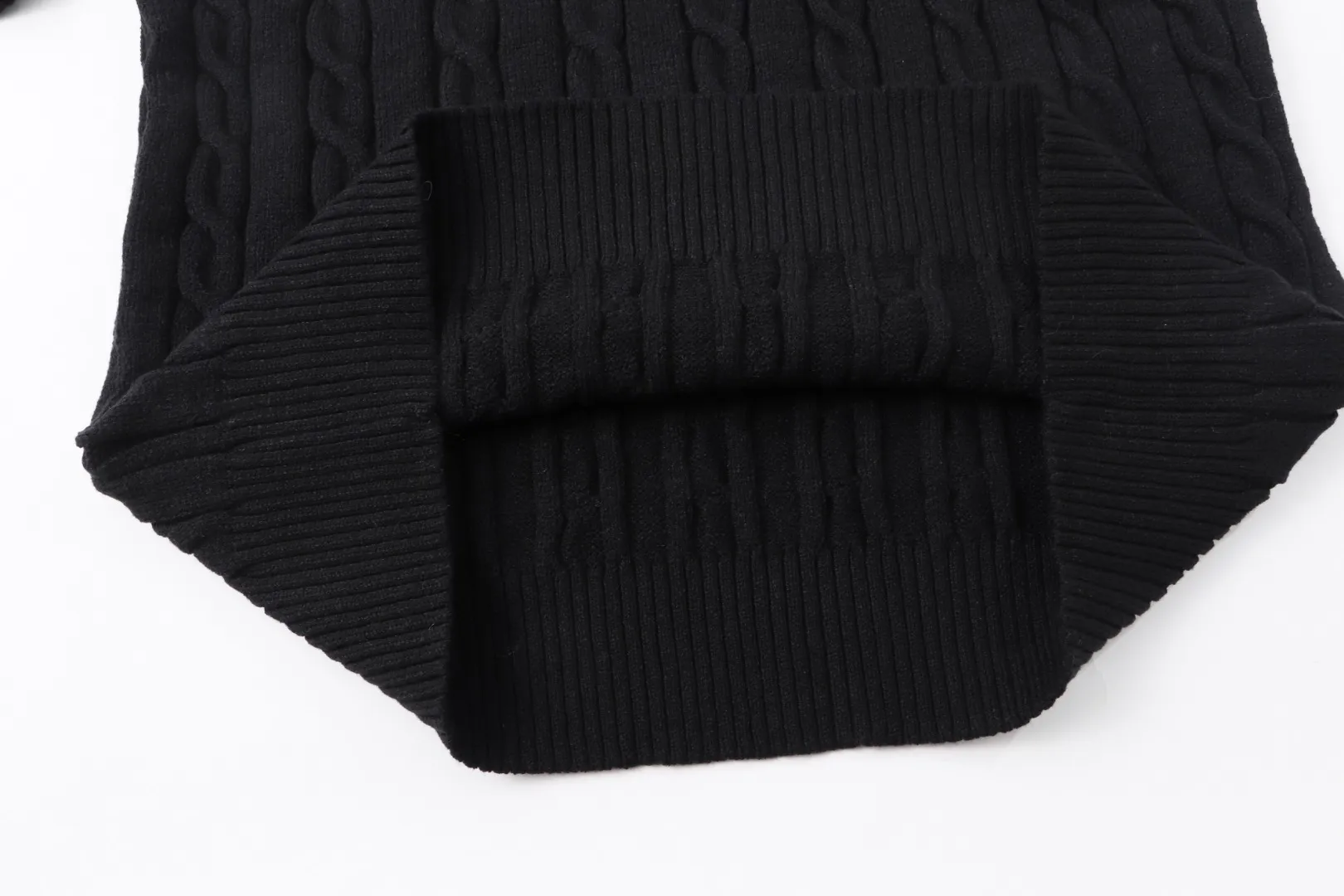 P210 [Ralph Lauren round neck solid color pony embroidery logo twist knitted sweater] ✅Ralph Lauren classic basic versatile knitted pullover crew neck sweater for men and women ✅Main supplier platform live broadcast Wholesale entity Replenish when out of stock will not be removed from the shelves ✅ZP quality 1:1 pattern making Scan the code to enter the GF website Counter quality ✅Detailed quality is the only one in Guangzhou Imported quality cotton yarn Focus on high-end cost-effective Good quality Needless to say ✅The version is restored to the original version. The maximum size can be worn up to 1105 pounds. Loose, comfortable and stress-free. ✅The upper body is simple and easy to match. A must-have for ootd. Good-looking clothes are never picky. A must-have in couples’ wardrobes. Size: S-XL. Color: black, white, gray, royal blue, pink, sky blue, khaki.